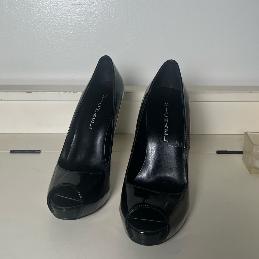 Michael leather heels. Women’s size 7. GORGEOUS!! EUC! Minor scuff on inside. - Picture 3 of 8